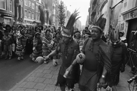 In Nederland woonachtige Indianen houden rouwstoet in Amsterdam in verband met o, Bestanddeelnr 933-7869