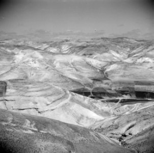 In de woestijn van Judea. Aan horizon de ommuurde stad, mogelijk Jeruzalem, Bestanddeelnr 255-5395
