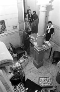 In de hal van het Maagdenhuis treft men voorbereidingen voor de nacht aula, Bestanddeelnr 922-4225