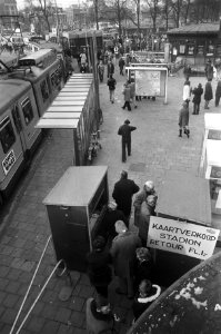 In de hal van het Centraal Station worden buskaartjes verkocht voor het vervoer naar het stadion. Bestanddeelnr 926-8350
