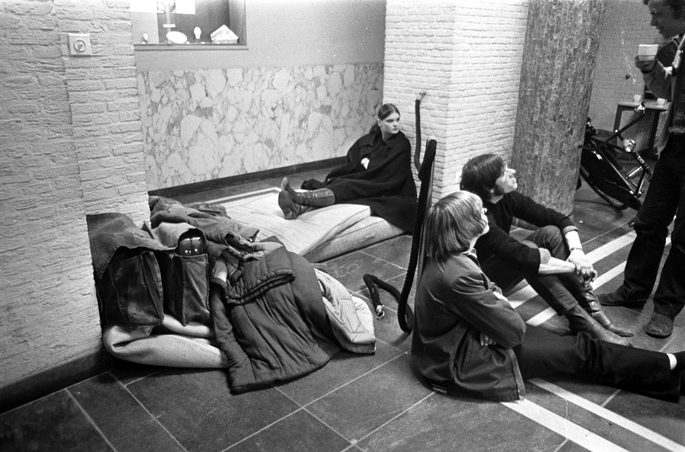 In de hal van het Maagdenhuis treft men voorbereidingen voor de nacht Maagdenhui, Bestanddeelnr 922-4224