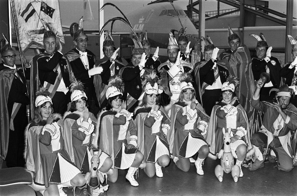 In Australië wonende Nederlanders op Schiphol voor carnaval in Nederland, Bestanddeelnr 929-5109