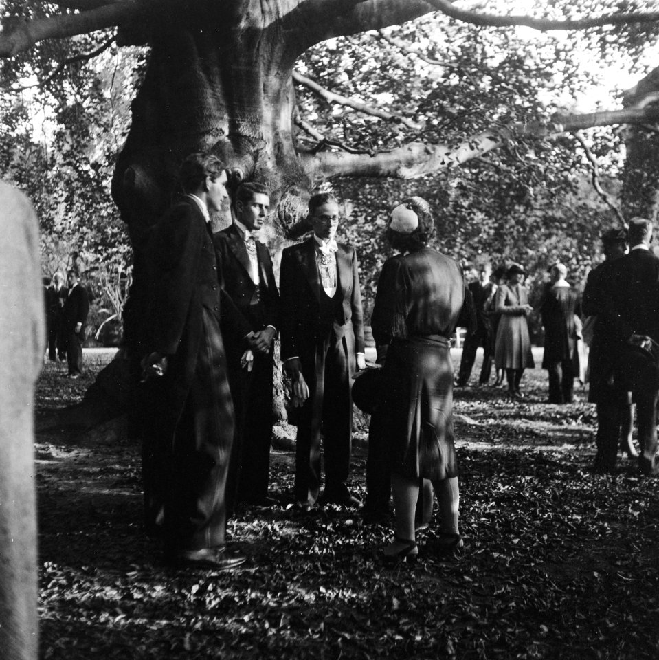 In de Hortus is prinses Julian in gesprek met drie corpsleden, Bestanddeelnr 900-7946
