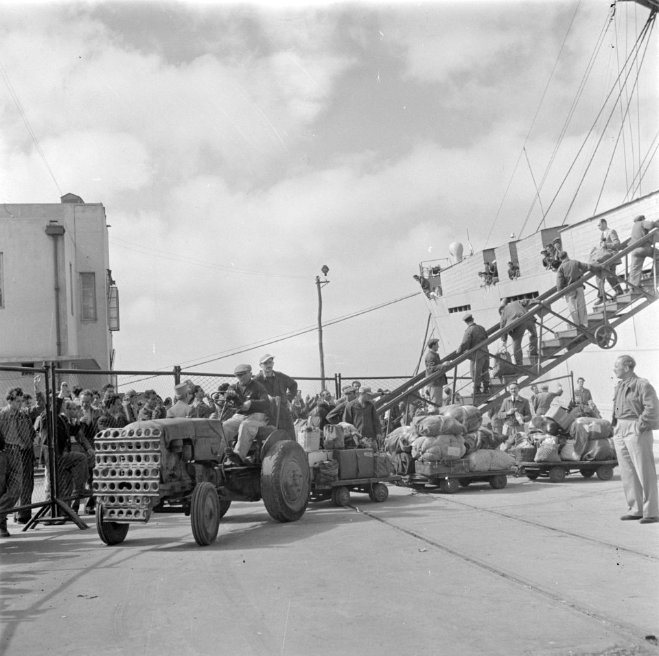 In de haven van Haifa wordt de bagage van de emigranten (oliem) van boord van he, Bestanddeelnr 255-1133