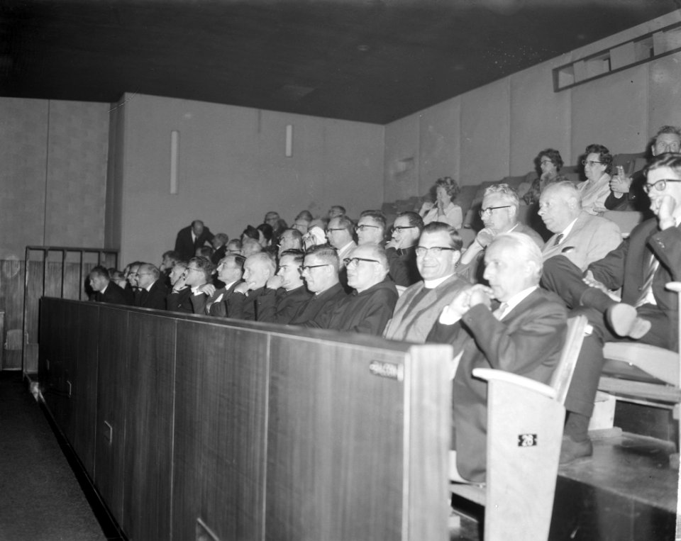 In Theater Du Midi voor de pers en de Amsterdamse geestelijkheid een film vertoo, Bestanddeelnr 915-2487