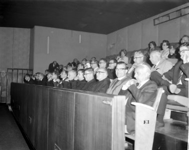 In Theater Du Midi voor de pers en de Amsterdamse geestelijkheid een film vertoo, Bestanddeelnr 915-2487