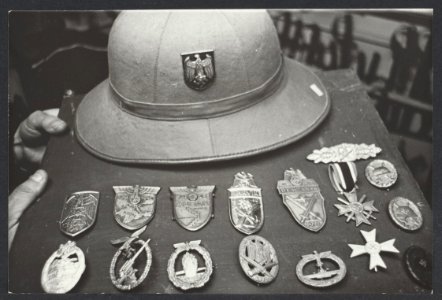 In ons land is de vraag naar Nazi-souvenirs groot. Op drie plaatsen in Amsterdam, Bestanddeelnr 363001 068