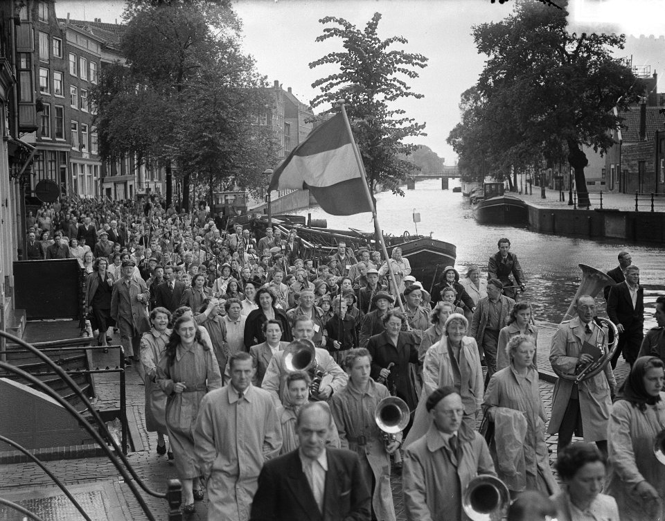 In optocht door de Jordaan. De stoet loopt op de prinsengracht, richting rozengr, Bestanddeelnr 905-2599