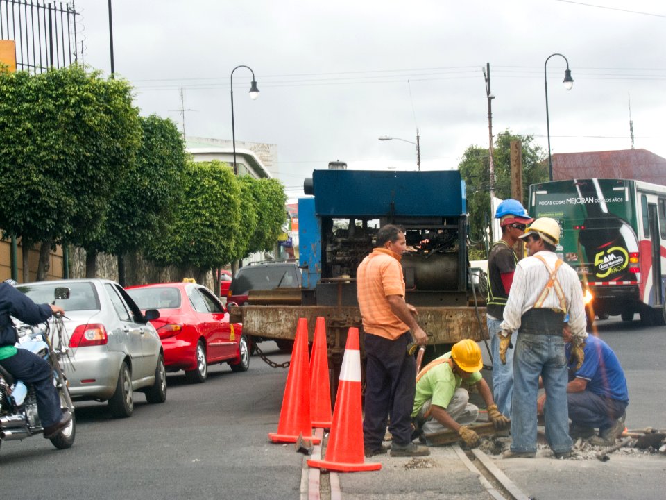 INCOFER Trabajando con antorcha de acetileno prendida
