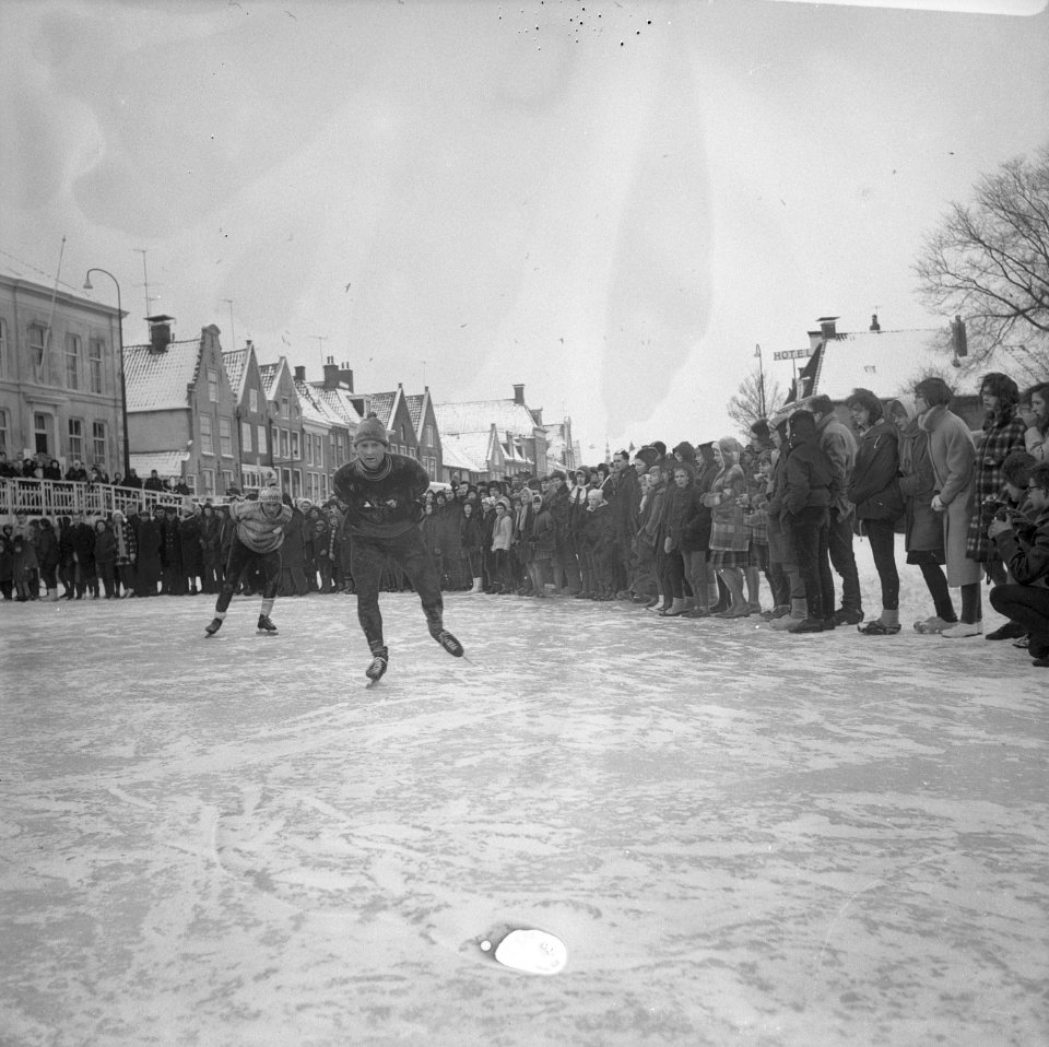 In aktie Anton Verhoeven (voorop) en Jan Uitham bij Harlingen, Bestanddeelnr 914-7251