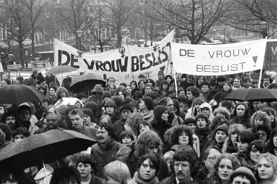 In Amsterdam werd vandaag gedemonstreerd tegen het door d Tweede Kamer aangenome, Bestanddeelnr 931-2215