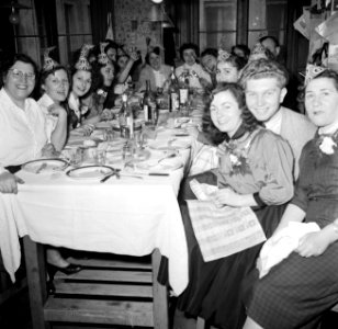 In de ateliers worden grote eetfestijnen aangericht met oesters, hors doeuvres , Bestanddeelnr 254-0176