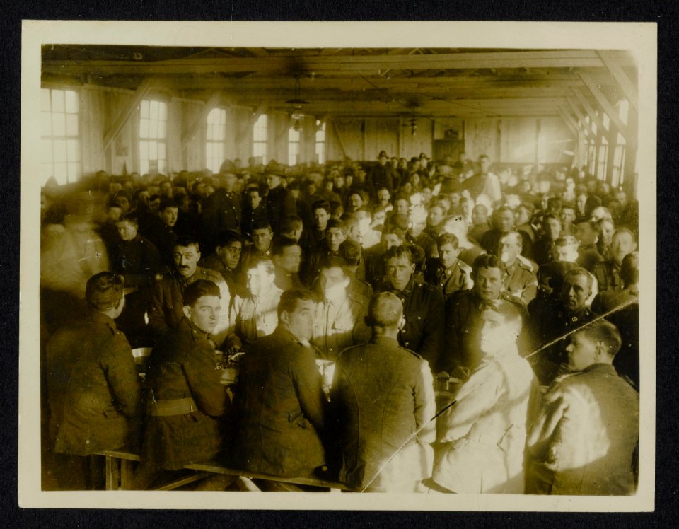 In the dining-hall at a New Zealand infantry base depot in France, Bestanddeelnr 158-1093