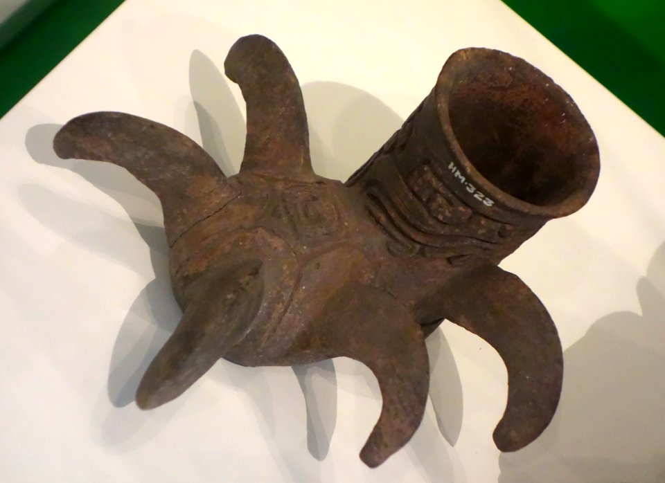 Incised bat claw vessel with glyph reptile's eye on paw, and cylinder, Zapotec, Oaxaca, Mexico, 200-500 AD, clay - Royal Ontario Museum - DSC04514