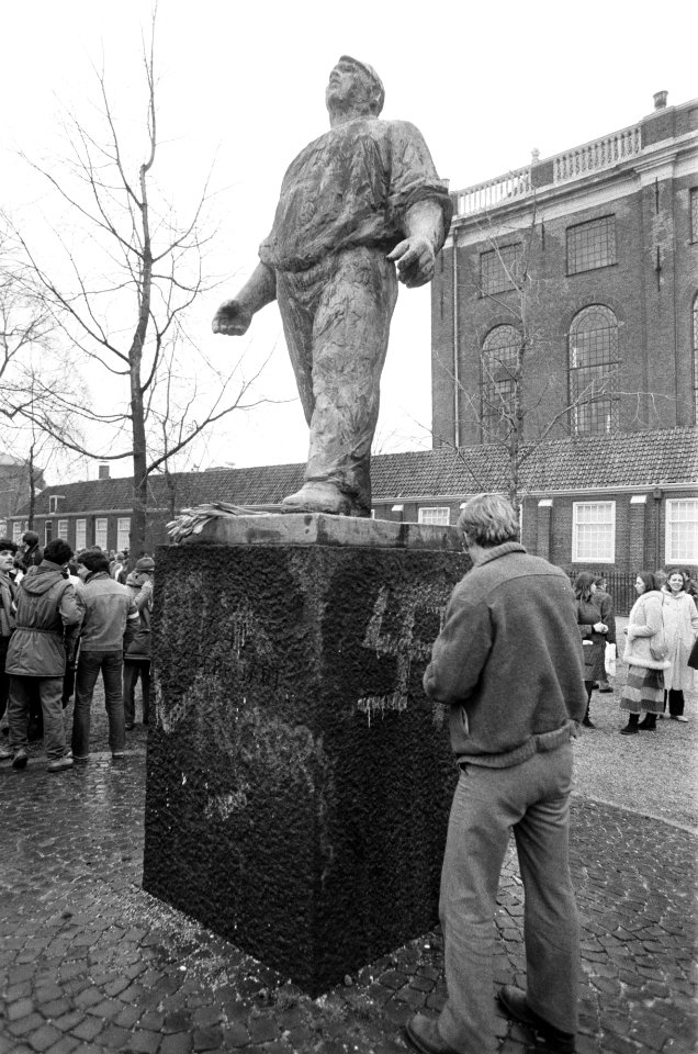 In Amsterdam is vandaag gedemonstreerd tegen het herleven fascisme, racisme en a, Bestanddeelnr 931-2053
