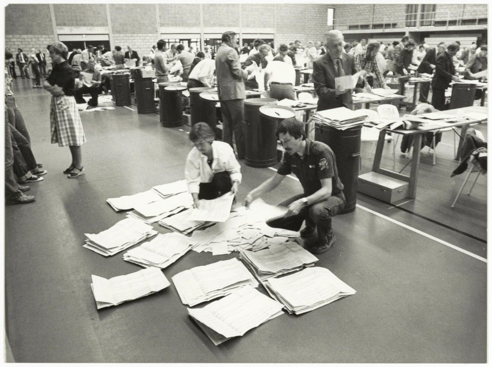 In de Beijneshal werden op 11 juni 1979 de stemmen geteld die uitgebracht waren bij de Europese Verkiezingen de tellers aan het werk. NL-HlmNHA 54014858