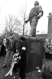 In Amsterdam is vandaag gedemonstreerd tegen het herleven fascisme, racisme en a, Bestanddeelnr 931-2054
