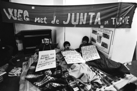 In Amsterdam groepje Turken in hongerstaking uit protest tegen de Junta in hun l, Bestanddeelnr 931-1215