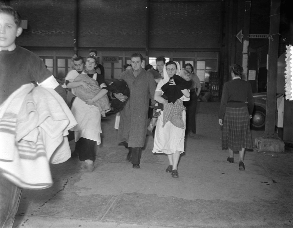 In Rotterdam in de Ahoy-hal arriveren de evacués bij honderden. Van Goeree kwame, Bestanddeelnr 905-5248