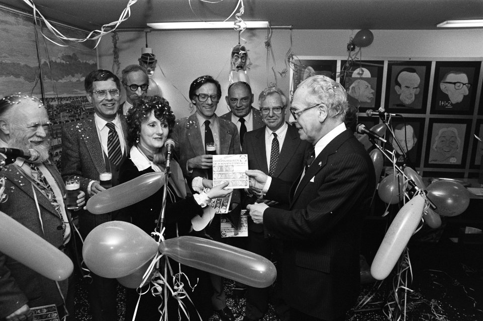 In Nieuwspoort presenteerden een aantal Tweede Kamerleden de carnavalsplaat He,, Bestanddeelnr 931-2432
