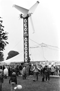 In centrum Dodewaard 11 meter hoge windmolen neergezet door actiegroep Milieudef, Bestanddeelnr 931-0778