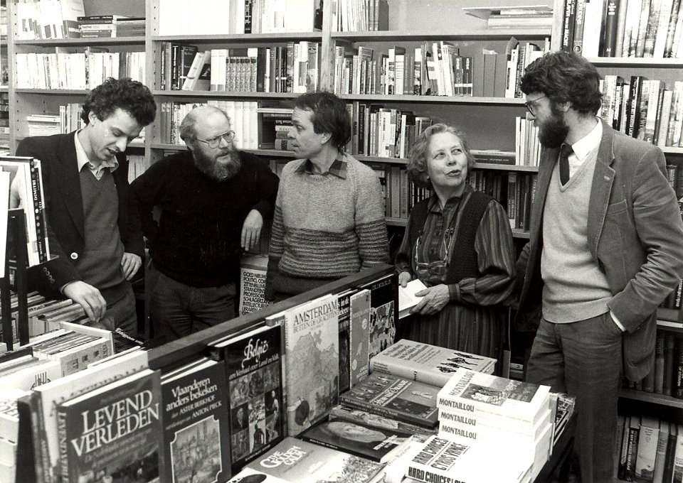 In de boekhandel van Willa Reinke. Boekhandelaren bijeen v.l.n.r. Peter van Andel, Clemens Hoevenaars, Roelf van der Laan, Willa Reinke en Dolf de Vries. Aangekocht in 1984 van fotograaf C. , NL-HlmNHA 54014424