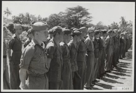 In Semarang heeft generaal-majoor J.K. Meyer, commandant B-Divisie, afscheid gen, Bestanddeelnr 041-0509