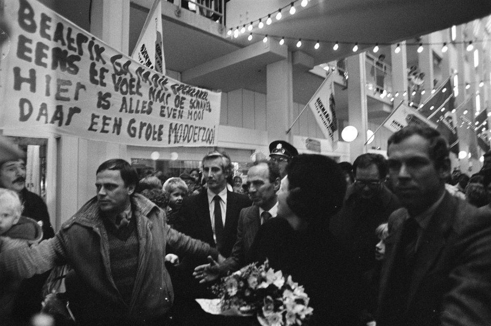 In Almere Stad hingen spandoeken omdat de route van Beatrix schoon was en de res, Bestanddeelnr 931-8315