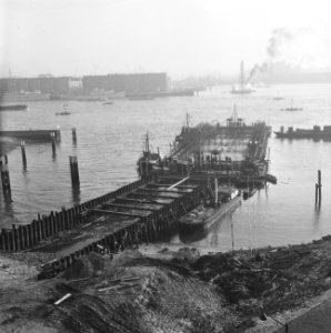 In Rotterdam eerste tunnelsegment in de Maas voor metrostation Leuvehaven, Bestanddeelnr 915-8135