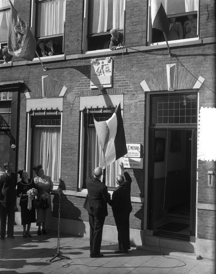 In Schiedam aan de gevel van het pand Lange Kerkstraat 36, het huis waar Jan van, Bestanddeelnr 905-2759