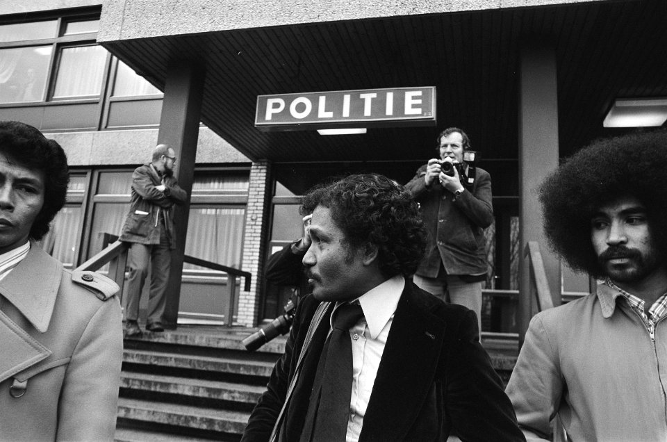 In Nederland ondergedoken Zuid Molukker Sahalessy meldt zich bij vreemdelingenpo, Bestanddeelnr 929-5414