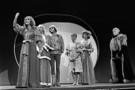 In Rondje theater van KRO-TV Jasperina de Jong en Lex Goudsmit in musical De, Bestanddeelnr 928-2662