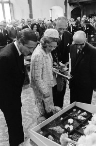 In de Ridderzaal met links prins Claus, prinses Beatrix en de commisaris der kon, Bestanddeelnr 919-5933