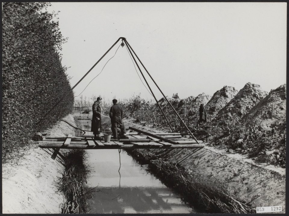 In de Anna Jacobapolder bij St. Philipsland heeft fruitkweker C. Wissen een grac, Bestanddeelnr 059-1292