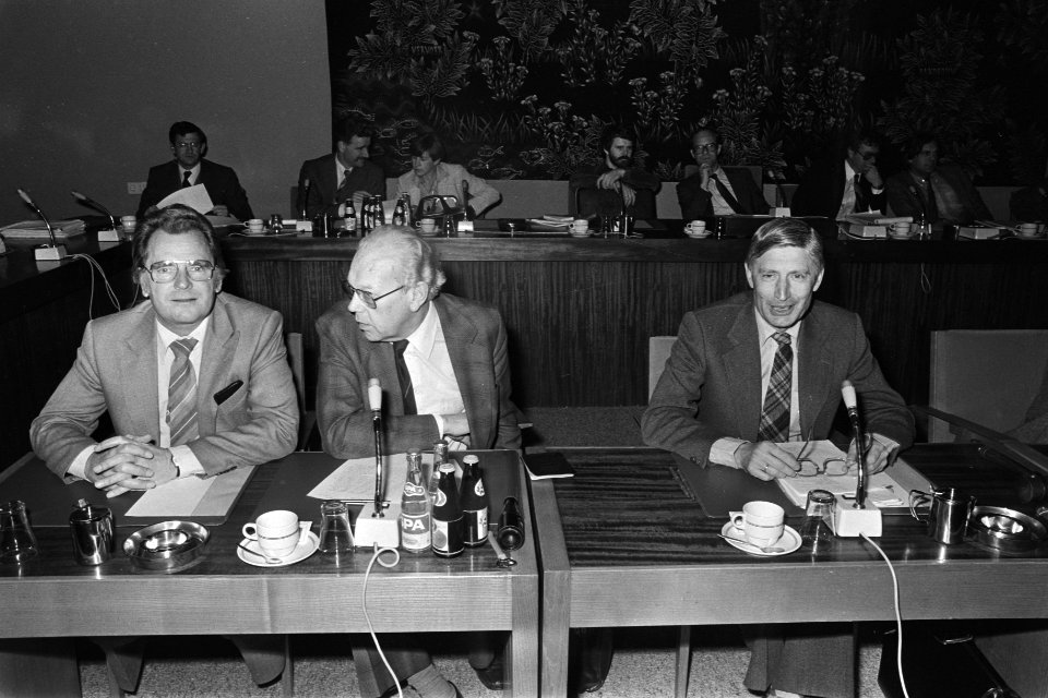 In SER gebouw in Den Haag regering, vakbonden en werkgevers over arbeidsovereenk, Bestanddeelnr 931-1436