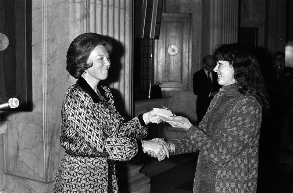 In Paleis op de Dam in A'dam Beatrix prijzen uitgereikt aan door Koninklijke jur, Bestanddeelnr 931-1711