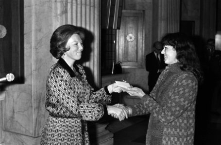 In Paleis op de Dam in A'dam Beatrix prijzen uitgereikt aan door Koninklijke jur, Bestanddeelnr 931-1711