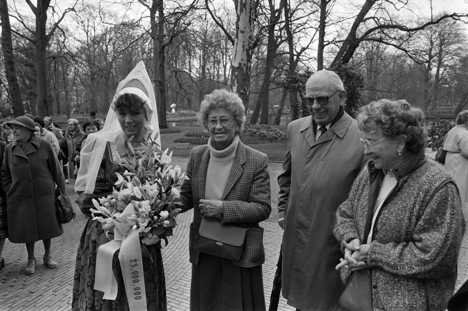 In de Keukenhof werd vandaag 25 miljoenste bezoekster mw F. Maubach (m) begroet , Bestanddeelnr 933-6256