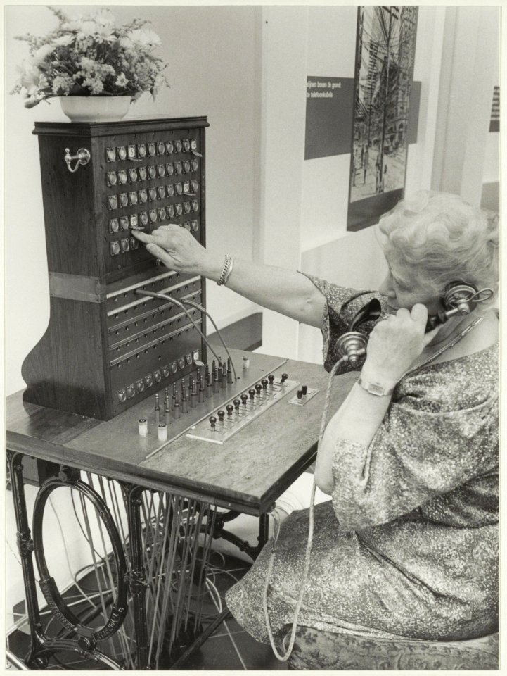 In de kloostergangen van het stadhuis is een tentoonstelling van het 100-jarig bestaan van de telefoondienst. NL-HlmNHA 54014864