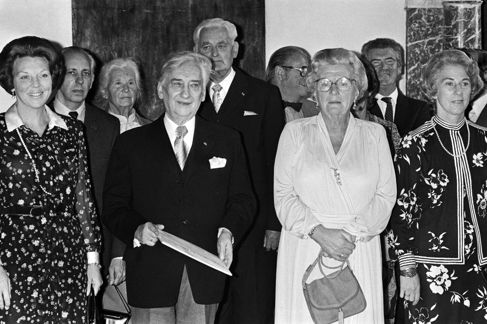 In Amsterdam heeft Koningin Prijs der Nederlandse lettere 1980 uitgereikt aan Ma, Bestanddeelnr 931-0618