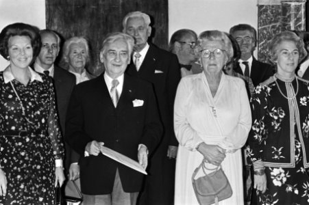 In Amsterdam heeft Koningin Prijs der Nederlandse lettere 1980 uitgereikt aan Ma, Bestanddeelnr 931-0618