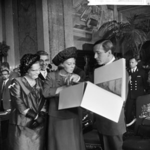 In de Burgerzaal van het stadhuis, koningin Juliana, burgemeester Thomassen, pri, Bestanddeelnr 917-9468