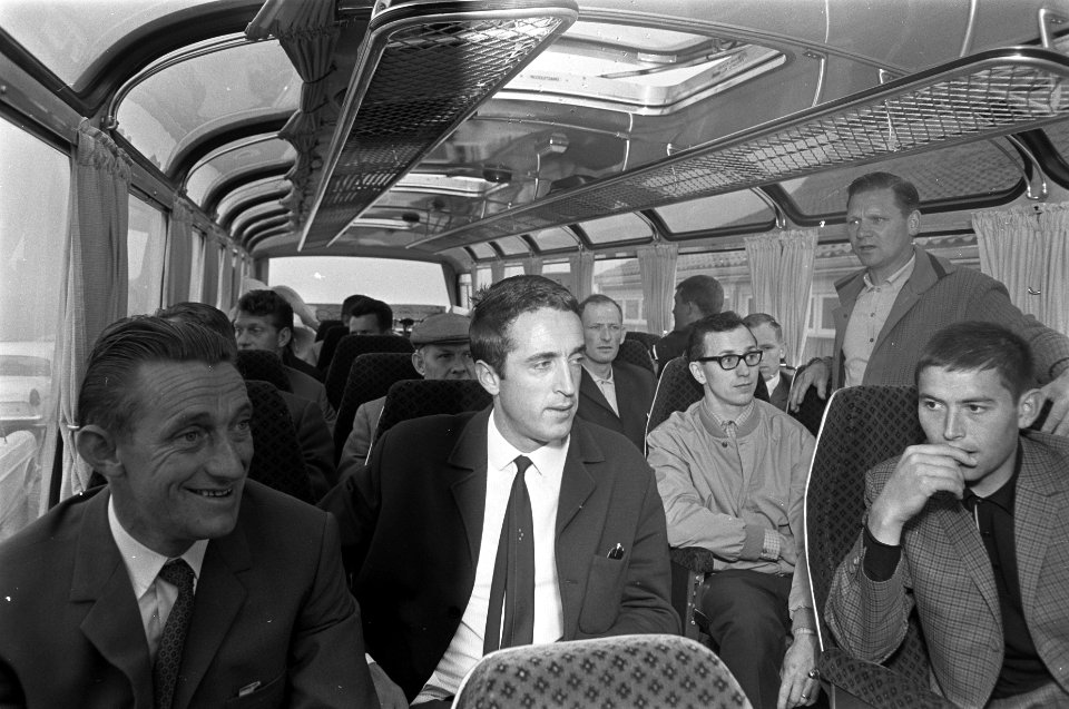 In de bus links Wout Wagtmans, Ab Geldermans en Gerben Karstens, Bestanddeelnr 920-4458