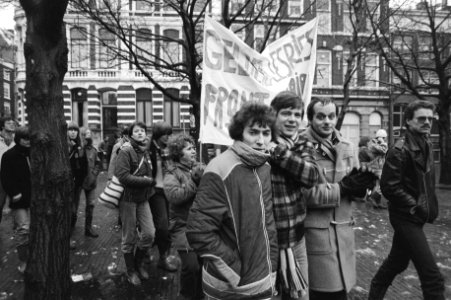In Amsterdam werd vandaag gedemonstreerd tegen het door d Tweede Kamer aangenome, Bestanddeelnr 931-2217