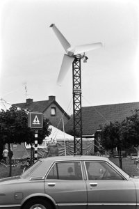 In centrum Dodewaard 11 meter hoge windmolen neergezet do actiegroep Milieudefen, Bestanddeelnr 931-0779
