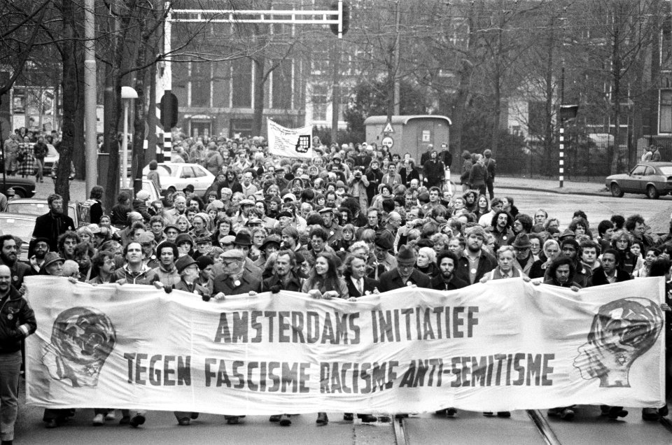 In Amsterdam is vandaag gedemonstreerd tegen het herleven fascisme, racisme en a, Bestanddeelnr 931-2052