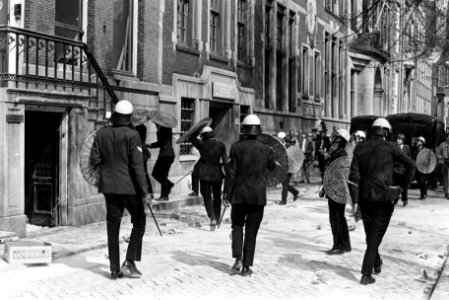 In Amsterdam zijn ongeveer dertig panden gekraakt o.a. pand bezet op Herengrach, Bestanddeelnr 923-5001