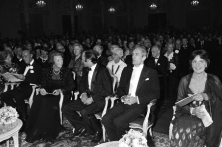 In Concertgebouw, v.l.n.r. Prins Bernhard , Koningin Beatrix, laureaat Nikolaus , Bestanddeelnr 931-0043