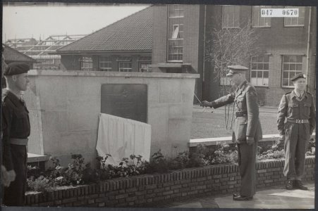 In Amersfoort in de Bernhardkazerne is dinsdagmiddag door generaal Dürst Britt e, Bestanddeelnr 047-0670