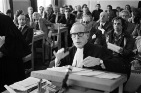 In de rechtszaal mr. Van Heijningen de gemachtigde van Pieter Menten. Uiterst l, Bestanddeelnr 929-0758